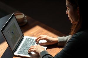 Google マップで経由地を追加する方法